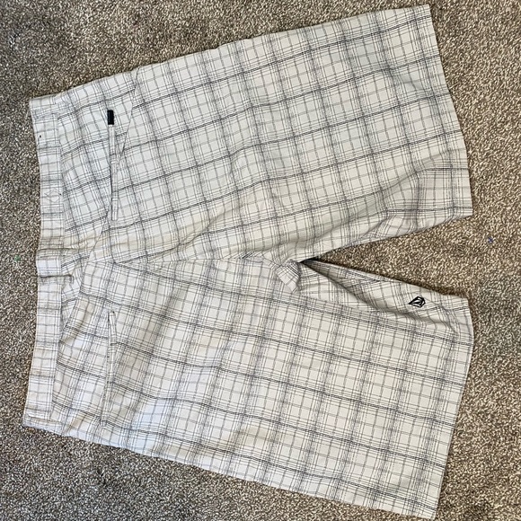 Like New!  Corpus Class Volcom Flat Front Plaid Shorts - Picture 2 of 11